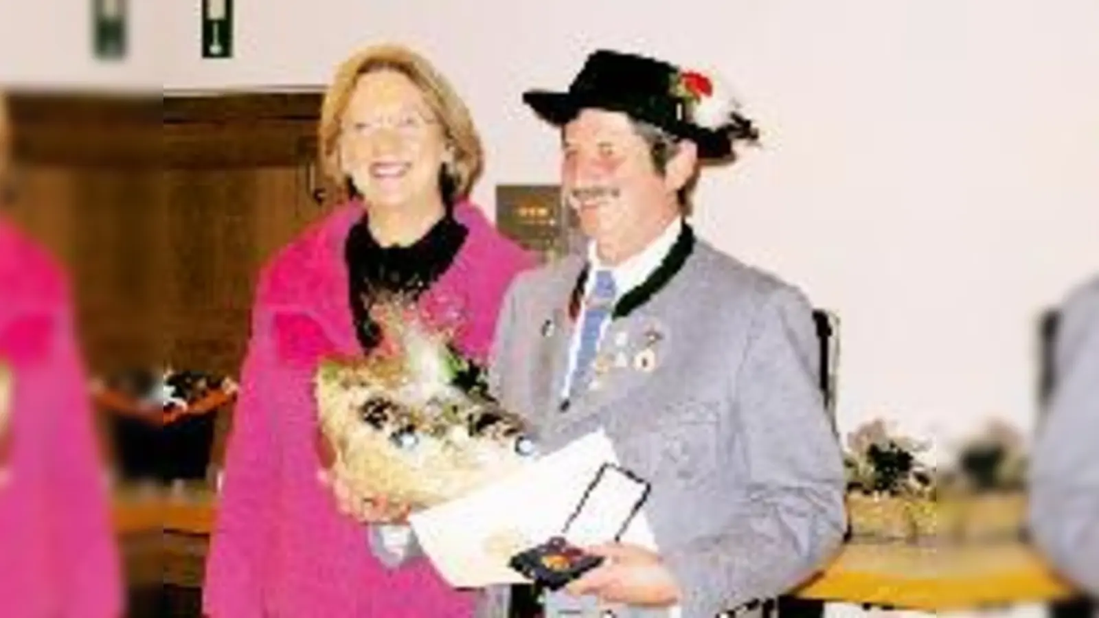 Landrätin Johanna Rumschöttel verlieh Hans Häusler die Bundesverdienstmedaille.   (Foto: Privat)