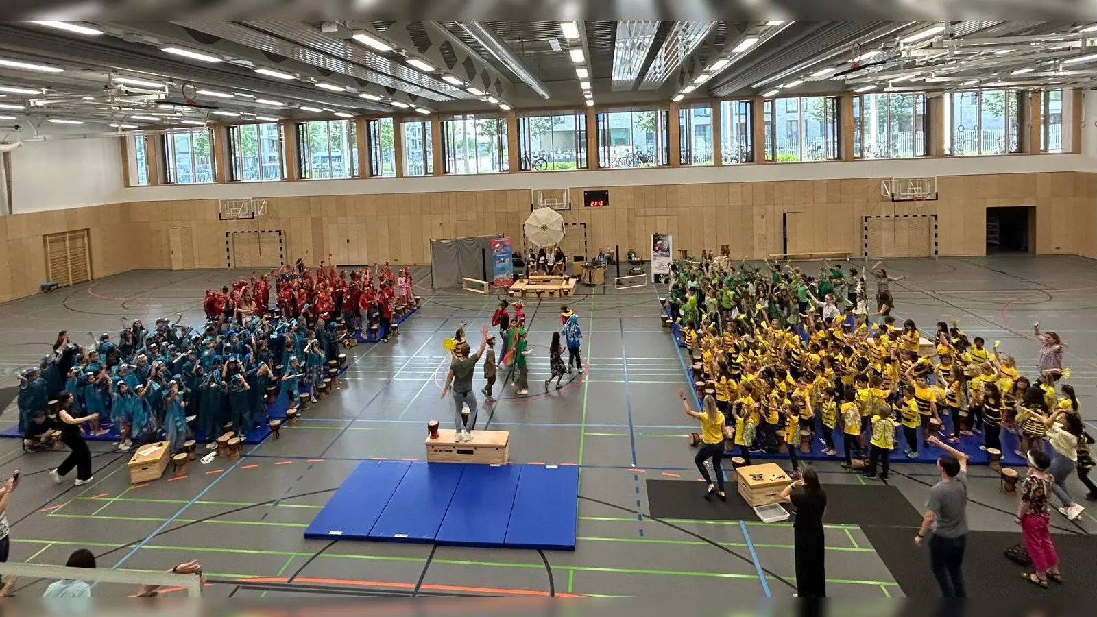 Schulfest „Die Farben dieser Welt” als Trommelprojekt aller 300 Schüler: Die Grundschule an der Parish-Straße wollte damit ein Zeichen für Vielfalt und gegen Rassismus setzen. (Foto: Ulrike Seiffert)