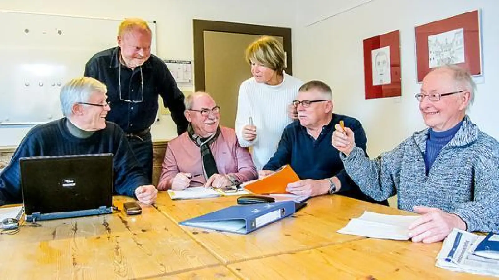 Der noch amtierende Seniorenbeirat bei der Arbeit (v.l.): Dr. Axel Keller, Peter Danninger, Manfred Bock, Sörrine Winkler, Heinz Ullrich und Prof. Dietrich Schwägerl.	 (Foto: HdS)