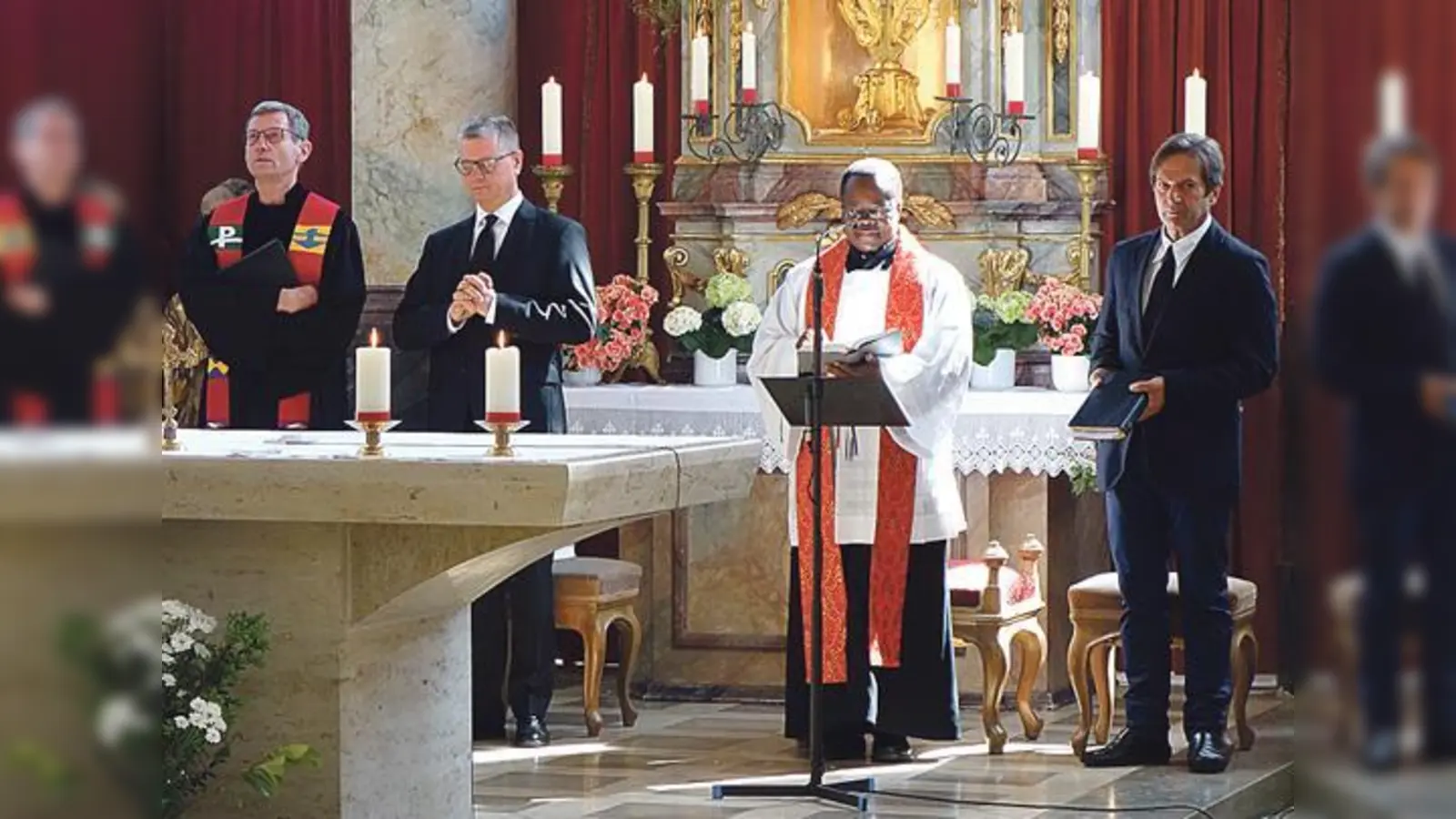 Pfarrer Axel Kajnath (von links) mit Gemeindevorsteher Volker Neger, Pfarrer Anicet Mutonkole und Gemeindevorsteher Winfried Pletzer.	  (Foto: Hans Rombeck)