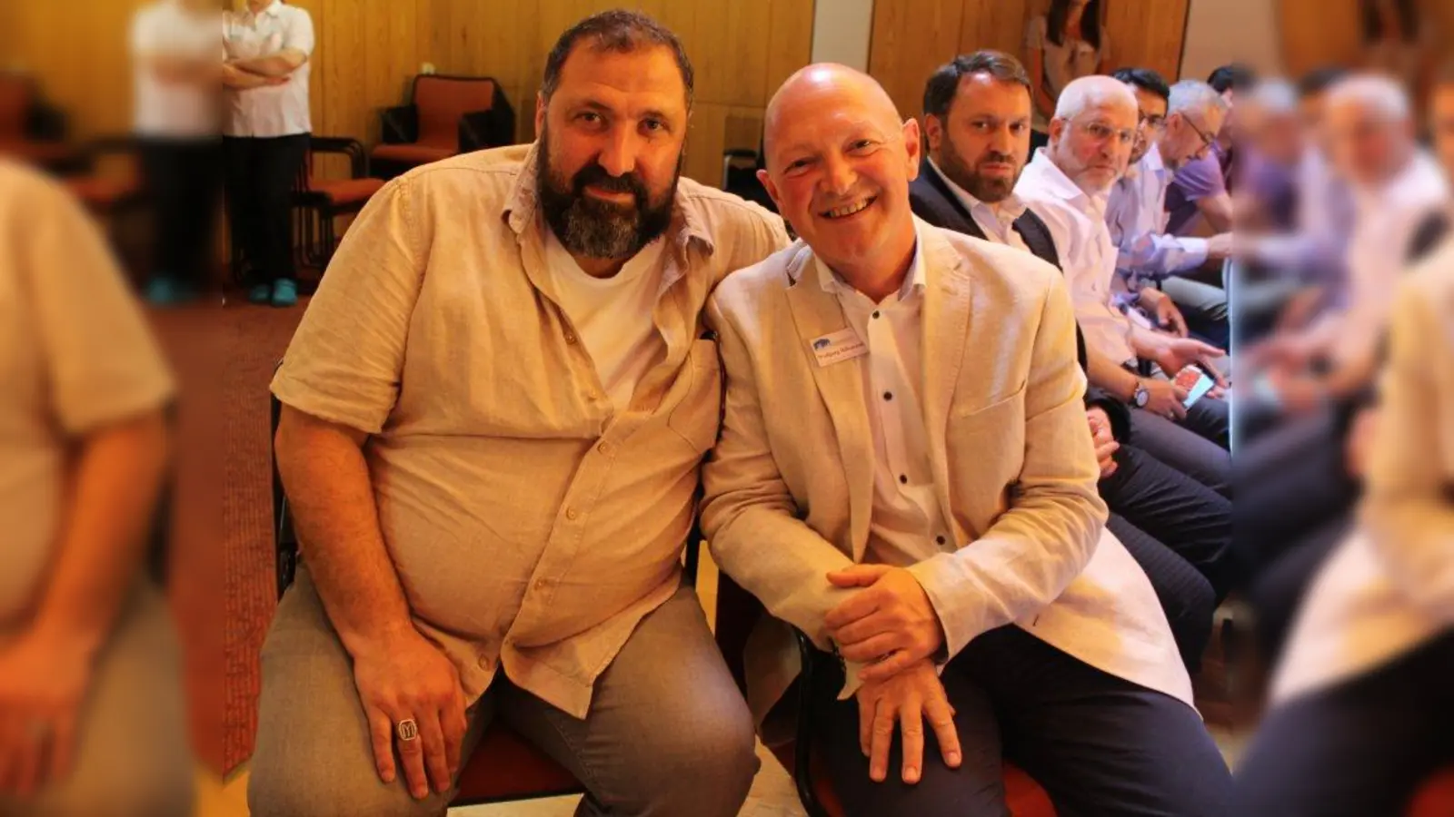 Freundschaftliches Verhältnis: Recep Yerlikaya, 1. Vorstand der Türkisch-Islamischen Gemeinde München-Allach, und Wolfgang Hilleprandt, Leiter des Hans-Sieber-Hauses. (Foto: sb)