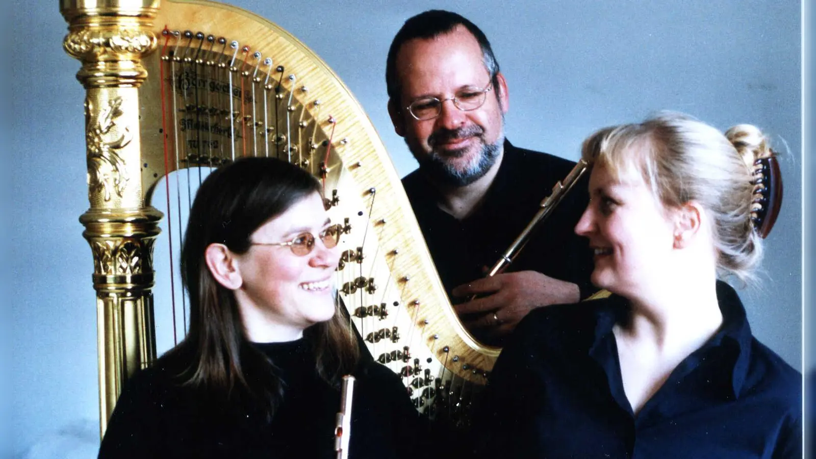 Spielen in der Aula des Christoph-Probst-Gymnasiums (von links): Elisabeth Weinzierl, Edmund Wächter und Marlis Neumann. (Foto: privat)