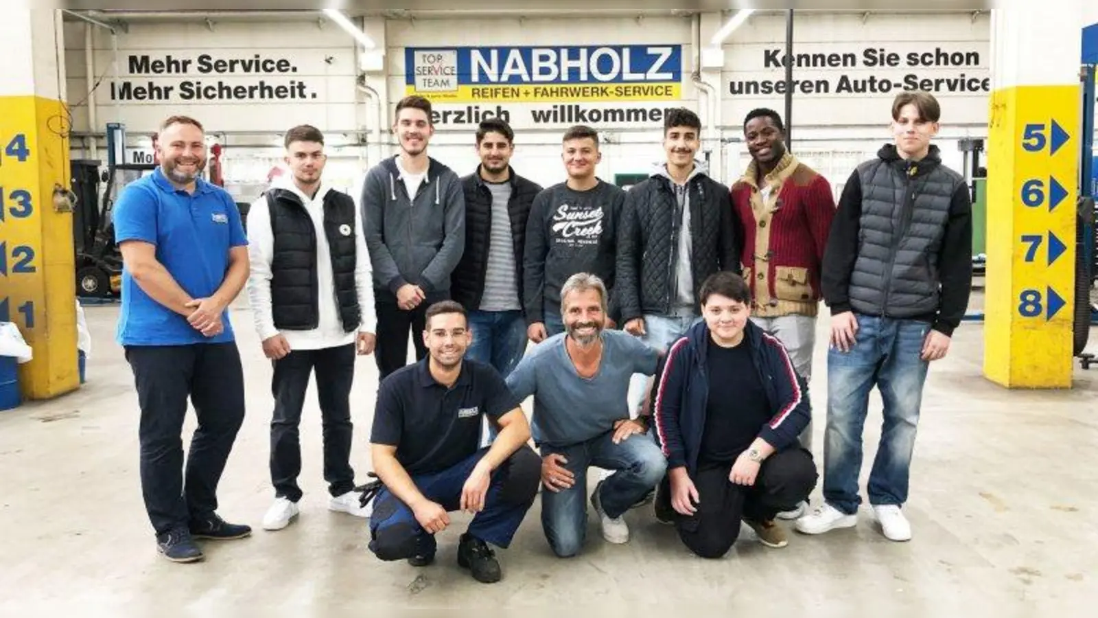 Erster Tag: die neuen Nabholz-Azubis mit ihren Ausbildern. (Foto: Nabholz)