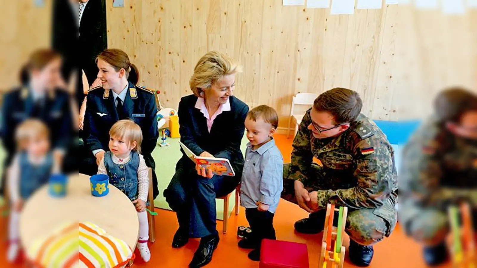 Zeit für Krippenkinder nahm sich Ministerin Dr.  Ursula von der Leyen bei der Eröffnung der Krippe Campusküken.  (Foto: A. Boschert)