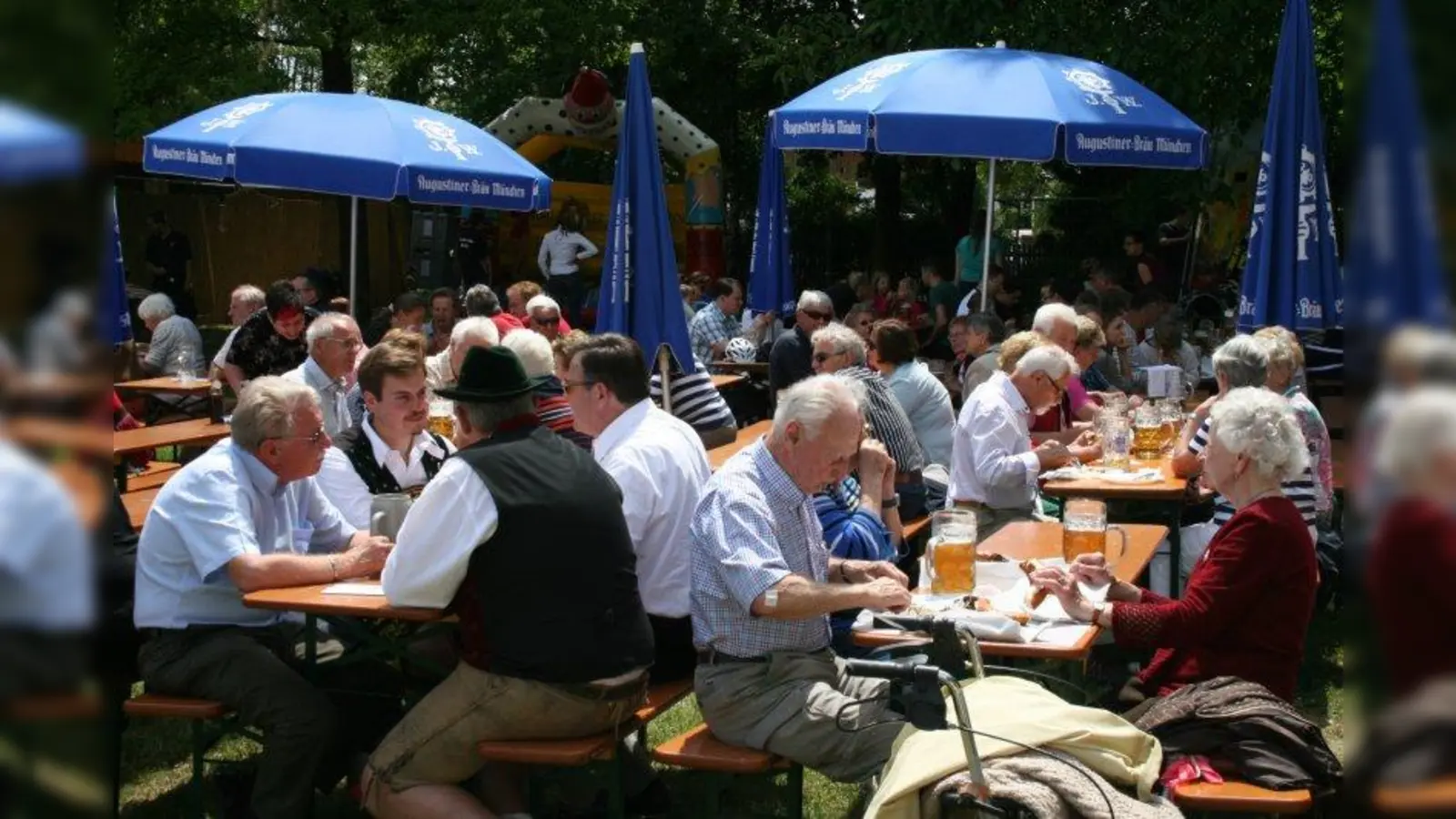 Münchens 2. Bürgermeister und Landtagskandidat Josef Schmid (4.v.l.) - hier im Gespräch mit Otmar Bernhard und dem Allacher Feuerwehrkommandanten Florian Wimmer - wird das erste Fass anzapfen. (Foto: bk)