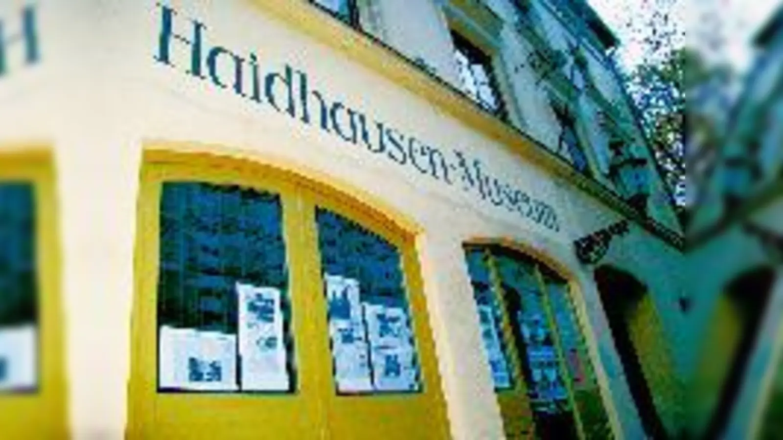 25 Jahre gibt es das Haidhausen-Museum. Aus diesem Anlass wurde am Freitag ein neues Modell der großen Herbergssiedlung »In der Grube« gezeigt: Hans und Ruth Irlbacher (v. l.) mit Hermann Wilhelm. (Fotos: ms)