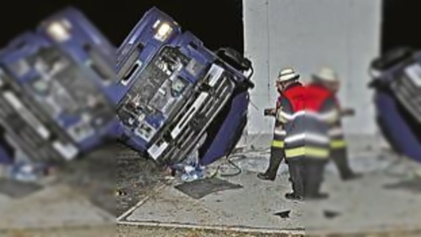 Schieflage: Am Dienstag ist auf der Ausfahrt der A9 ein Laster umgekippt.  (Foto: Feuerwehr)