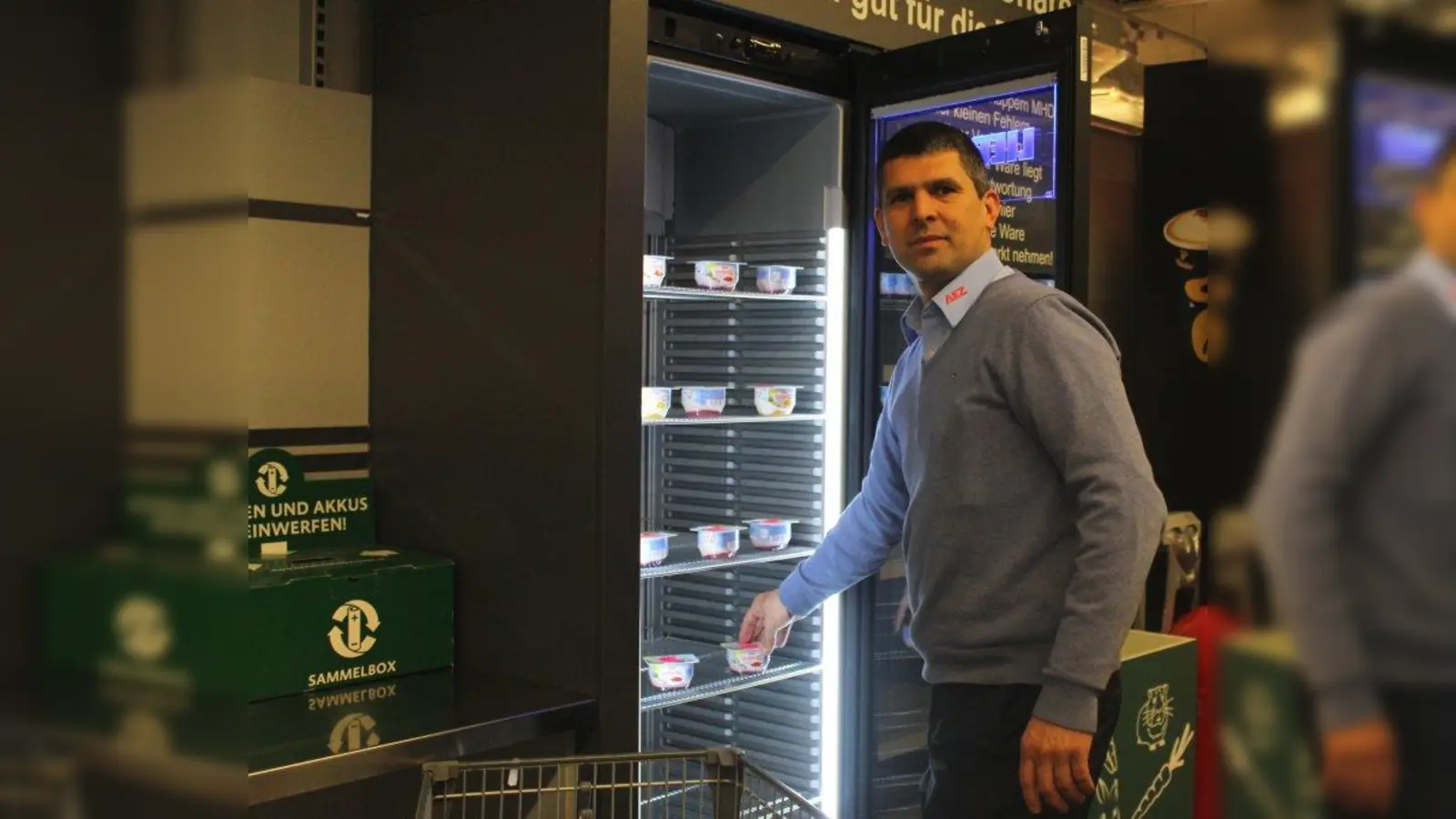 Roland Gotz, AEZ-Marktleiter in Germering: „Wir wollen vermeiden, dass Lebensmittel weggeworfen werden. Viele unserer Kunden kannten die Aktion schon aus unseren anderen Märkten. Wir sind in letzter Zeit schon oft darauf angesprochen worden, wann das Ganze denn nun bei uns startet. Jetzt ist es endlich soweit. Darüber freue ich mich zusammen mit meinen Mitarbeitern sehr. Von Seiten des Handels finde ich es wichtig sich darum zu kümmern, dass nicht so viele Lebensmittel in der Tonne landen.“ (Foto: sb)