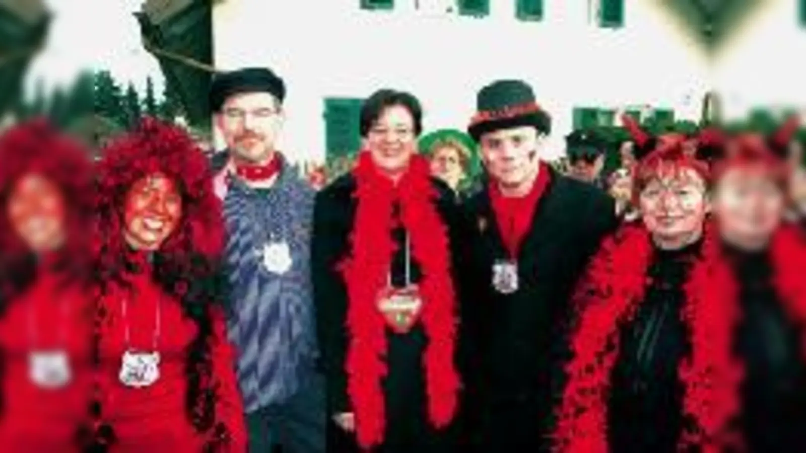Moosach ist narrisch in diesen Tagen  am narrischsten sind die Organisatoren der örtlichen Faschingsgaudi unterwegs, darunter D. Stachowitz, A. Reissl, Chr. Strobl, F. Simonsen und J. Salzhuber (v.  (li.).Foto: Privat)