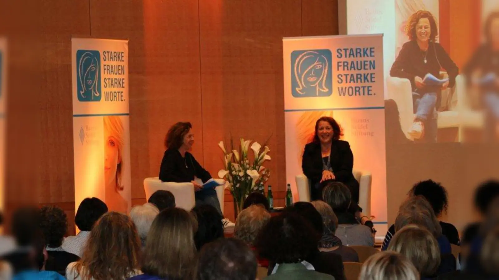 Rund 250 Gäste wollten hören, was Luise Kinseher (rechts) so auszuplaudern hatte. Die Moderation übernahm Daniela Arnu. (Foto: Maximilian Witte, HSS)