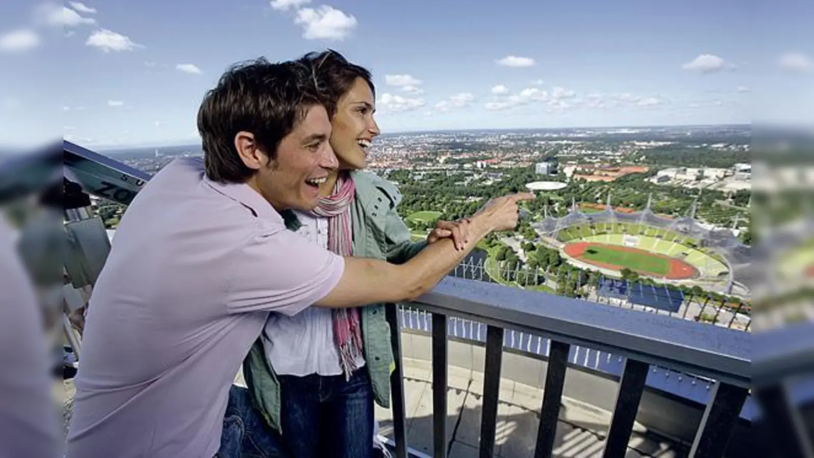 München von oben: Der »Alte Peter« vom Rathausturm gesehen. Der höchste Aussichtspunkt befindet sich am Olympiaturm: auf 190 Meter!                          (Foto: Olympiapark München)