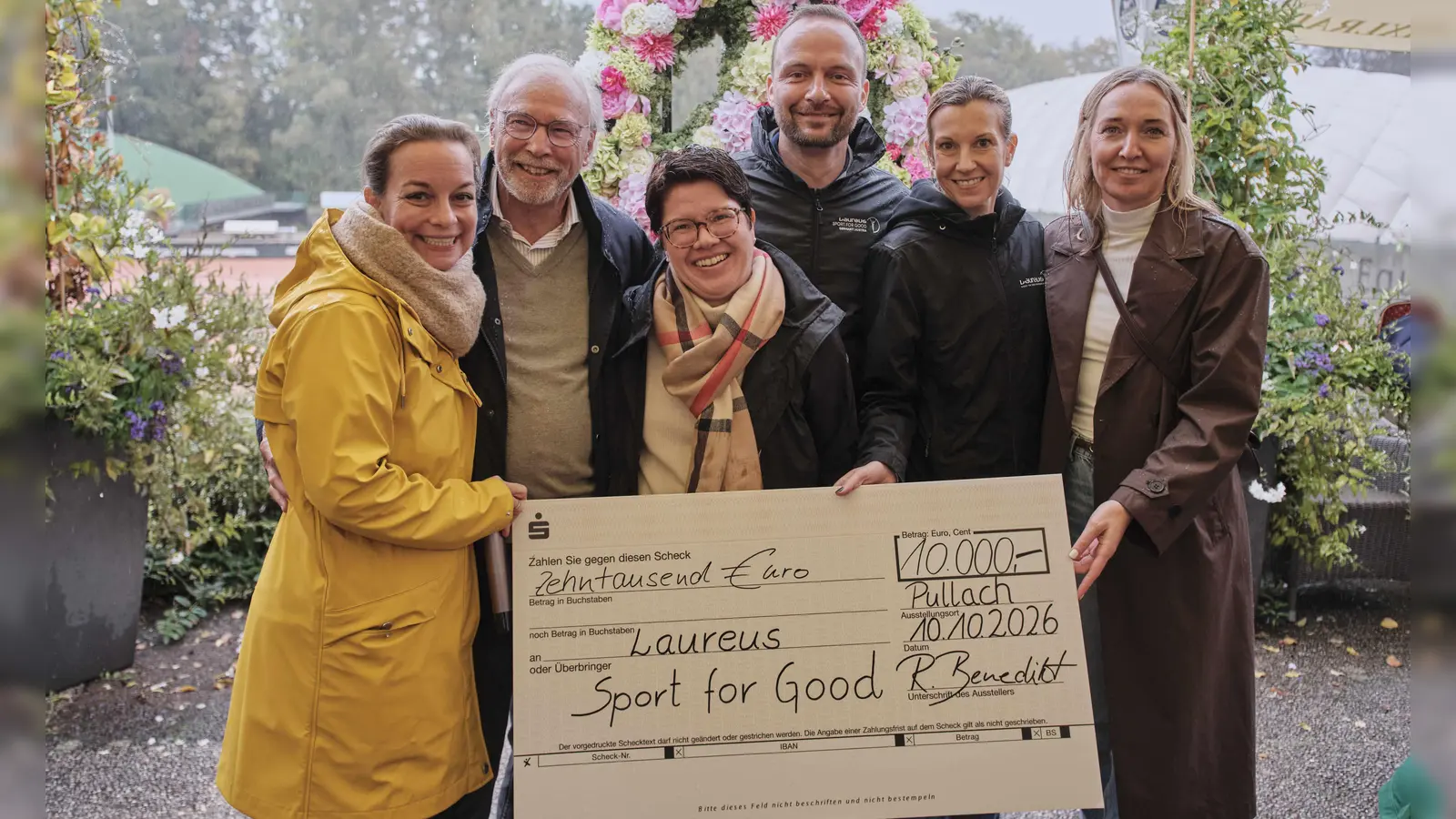 Scheckübergabe beim TCG Charity Cup an Laureus Sport for Good mit (von links) Alexandra Wachholz (Leiterin TCG-Geschäftsstelle), Roland Benedikt (TCG-Präsident), Monika Nowak-Rummel (TCG-Vorstand Mitglieder), Christian Fikentscher (Geschäftsführer Laureus Sport for Good), Claudia Jehl (Geschäftsführerin Laureus Sport for Good), Christin Müller ( Mercedes-Benz München). (Foto: Daskreativwerk, Alois Kunz)