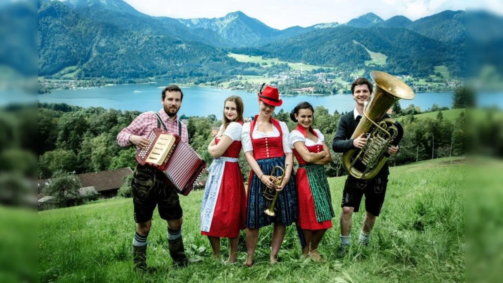 Friederike Baur (mitte links), Katharina Weber (mitte) und Sarah Leonhard (mitte rechts) wollen es als „Kinihasn” mit ihrem Lied „Hey du” auf die Wiesn-Hitliste schaffen. Produzent Martin Seiler (l.) begleitet sie am Akkordeon, die Tuba spielt Florian Mayrhofer (r.) (Foto: pi)