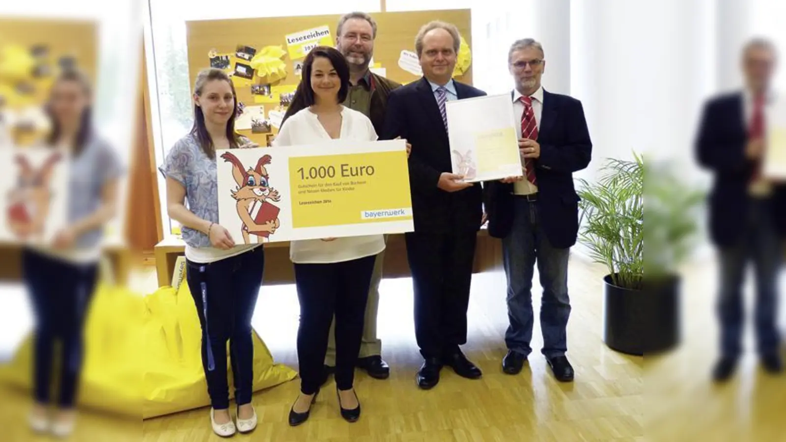 Ismanings Erster Bürgermeister Alexander Greulich (Mitte) und Christian Mörtel, Leiter der Gemeindebibliothek (Zweiter von rechts), freuten sich über die  Auszeichnung, die Robert Dallmayr vornahm.	 (Foto: Bibliothek)