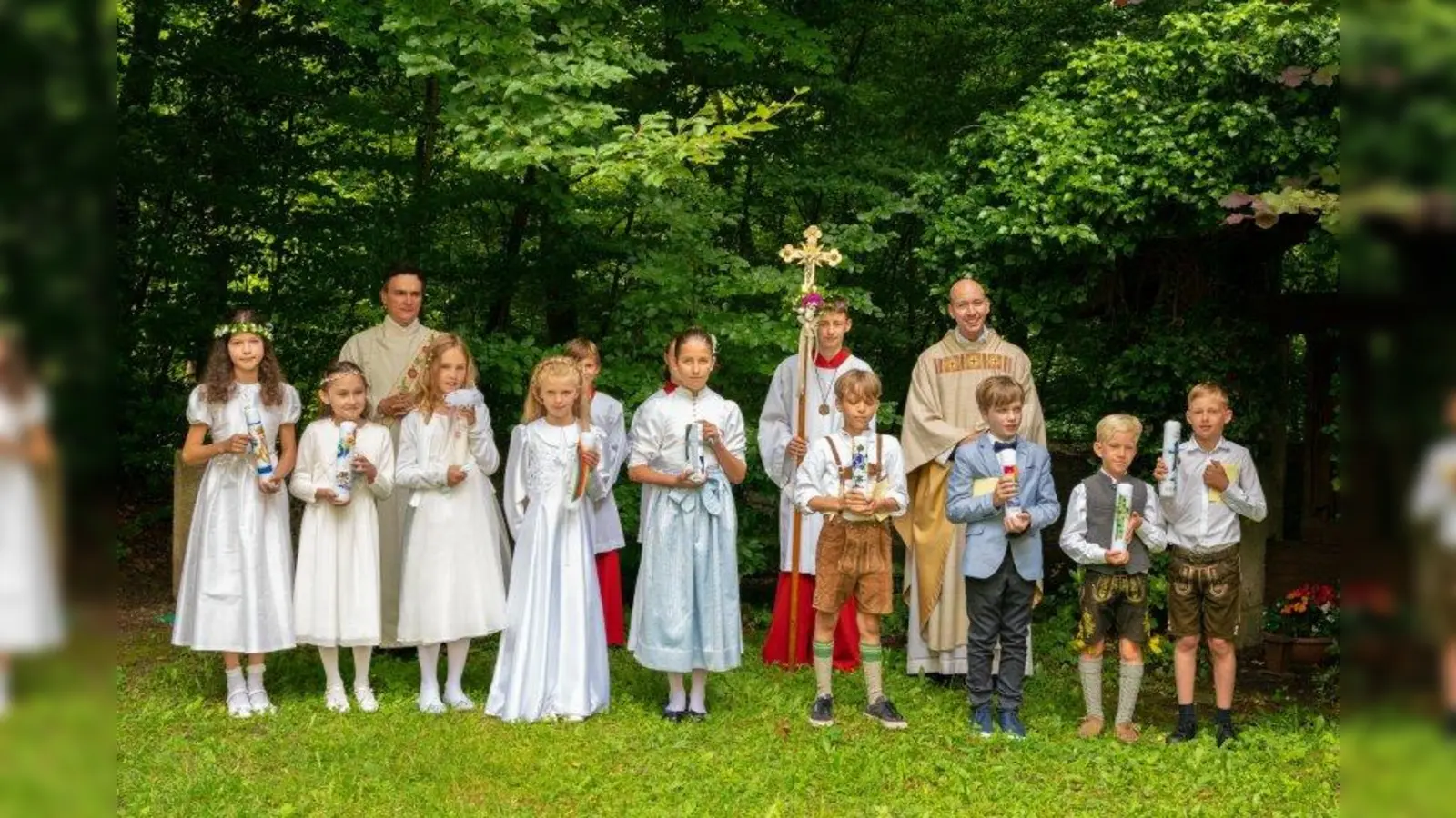 Die Kommunionskinder mit ihren selbst gebastelten Kerzen. (Foto: Pfarreiengemeinschaft Weßling)