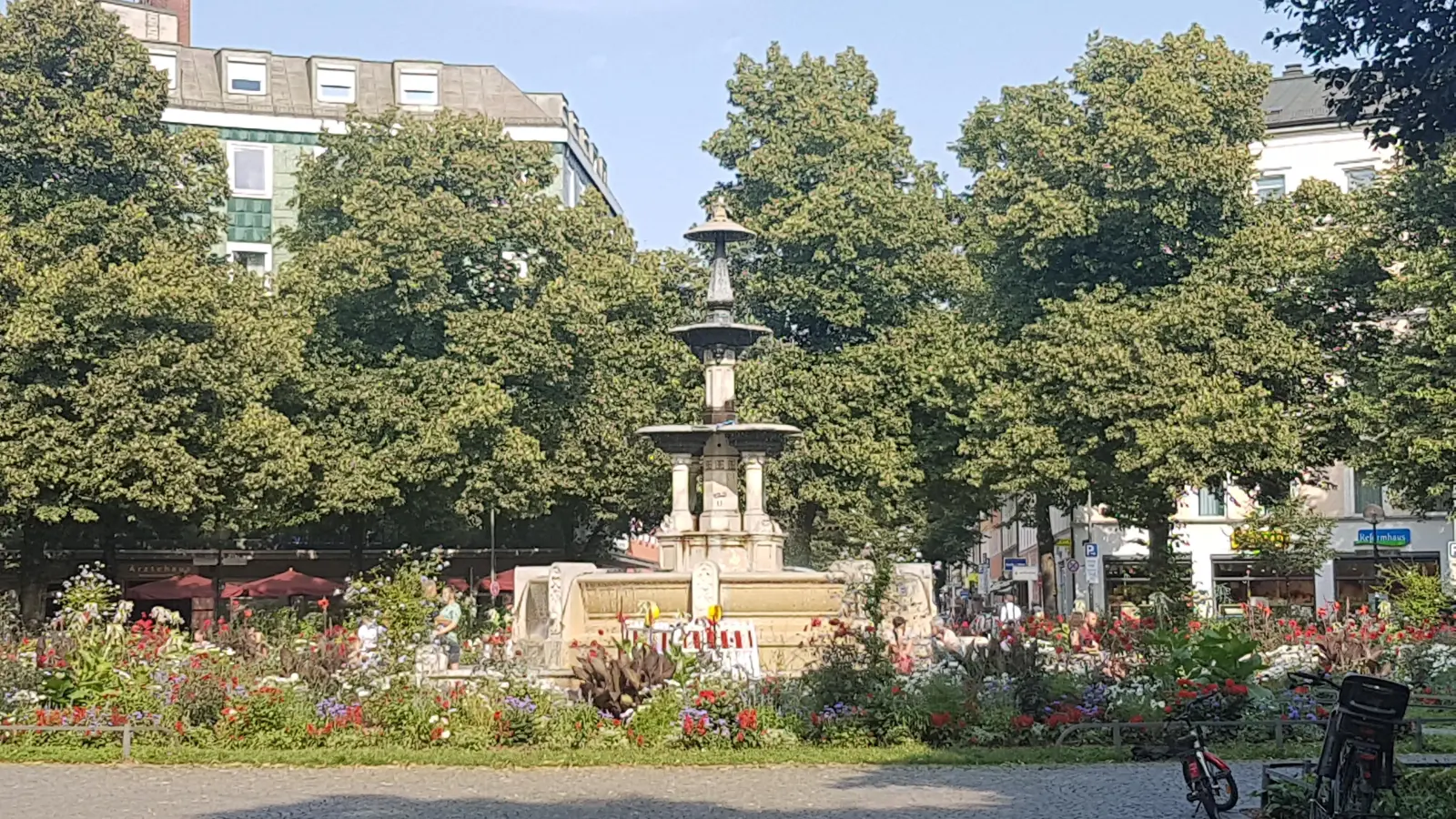 Der Weißenburger Platz ist vor allem im Sommer ein beliebter Treffpunkt im Franzosenviertel. (Foto: bas)