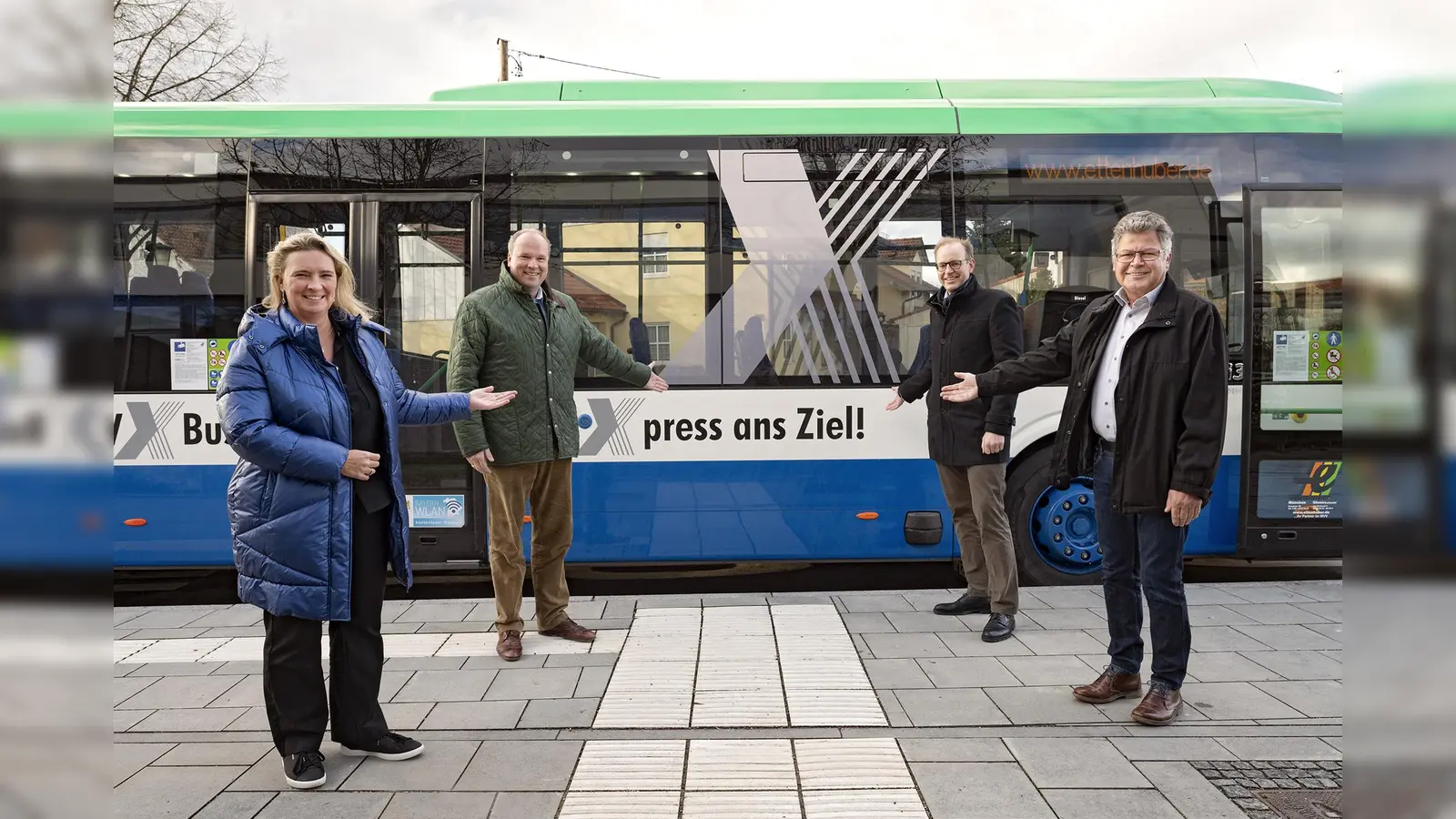 Bayerns Verkehrsministerin Kerstin Schreyer, Münchner Landrat Christoph Göbel, MVV-Geschäftsführer Dr. Bernd Rosenbusch und Putzbrunns Bürgermeister Edwin Klostermeier (v.l.) freuen sich über die neuen Direktbus-Verbindungen. (Foto: Jürgen Sauer)