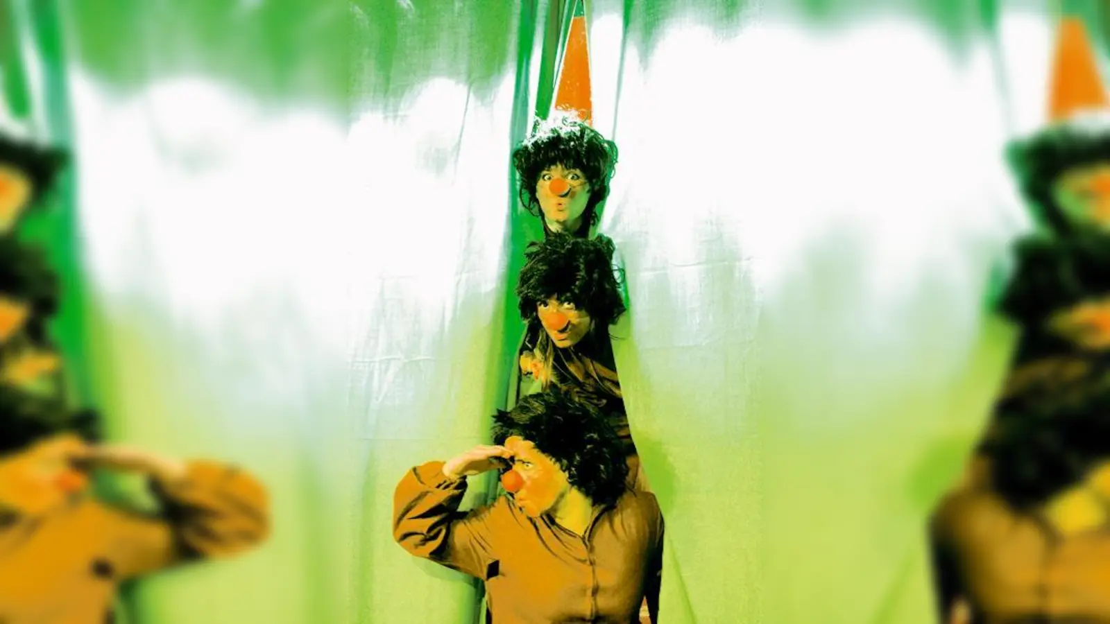 Szenenfoto aus dem wilden Dschungelabenteuer mit skurrilen Figuren.  (Foto: Nartan Niemeyer)