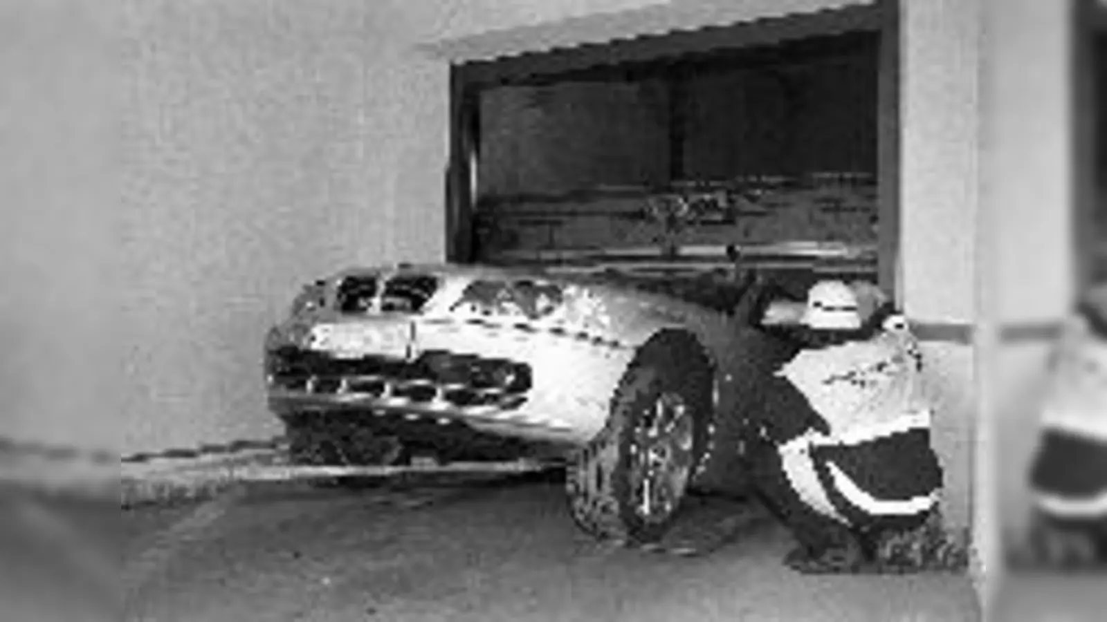 Niemand wurde verletzt, aber die Besitzer dieses Autos erlitten einen gehörigen Schreck angesichts ihres im Aufzug eingequetschten Autos.	 (Foto: Feuerwehr)