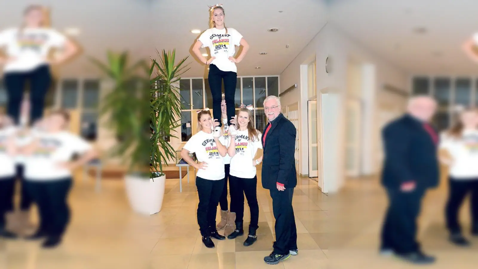Lisa, Julia, Lilly (v. l.) mit Franzi »on top« und Bürgermeister Helmut Dworzak.	 (Foto: Gemeinde Haar)