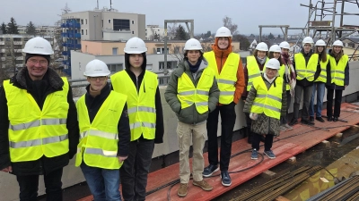 Die Vereinsjugend des DigiClubs auf ihrer zukünftigen Dachterrasse. (Foto: DigiClub e.V.)