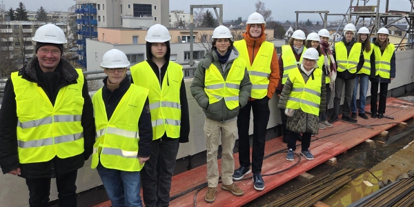 Die Vereinsjugend des DigiClubs auf ihrer zukünftigen Dachterrasse. (Foto: DigiClub e.V.)