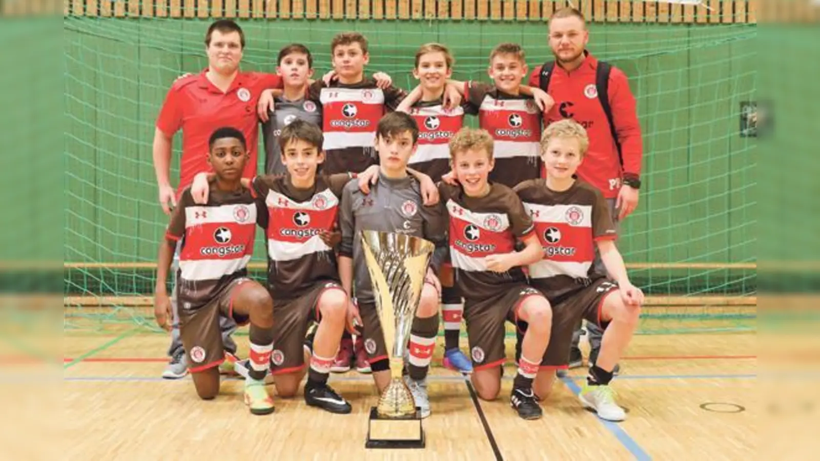 Die Hamburger Mannschaft des FC St. Pauli hat beim Kyberg-Cup den Pokal gewonnen. 	 (Foto: Privat)