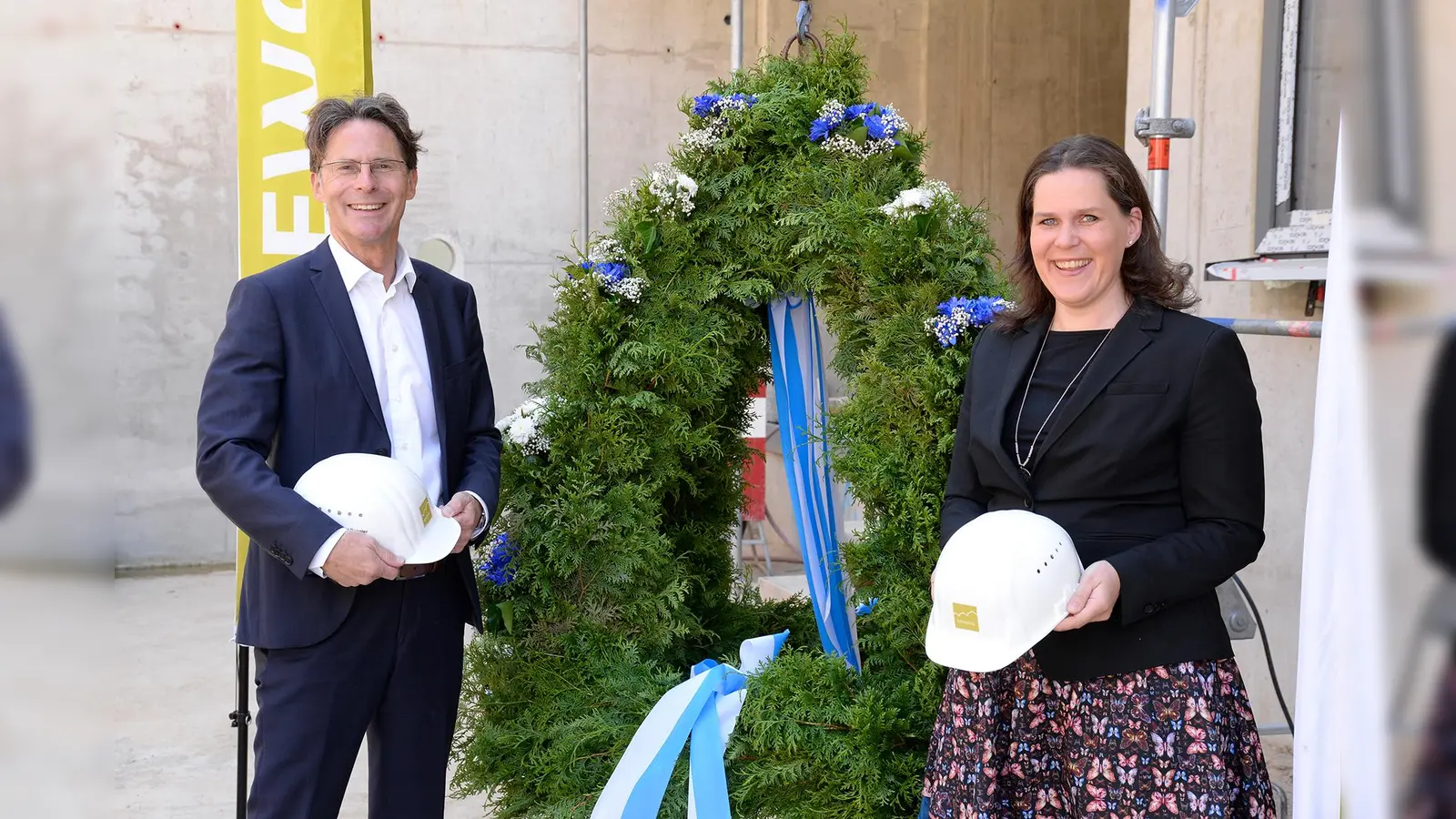 Dr. Klaus-Michael Dengler und Münchens 3. Bürgermeisterin Verena Dietl mit der Richtkrone beim Richtfest in der Messestadt. (Foto: GEWOFAG)