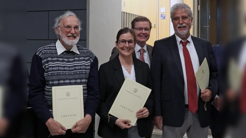 Die Bürgerurkunde ging an (v.l.) Manfred Gehrke, Stefanie Hirsch und Fritz Wauthier. Hinten: Bürgermeister Manfred Walter. (Foto: pst)