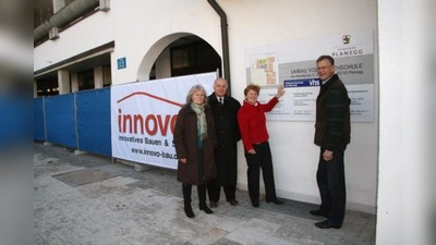 Freudige Gesichter gab es zum Umbaubeginn für die Volkshochschule von Annemie Wagner, Jochen Schwerdtner, Annemarie Detsch und Kurt Landwehrmann (v.l.). (Foto: US)