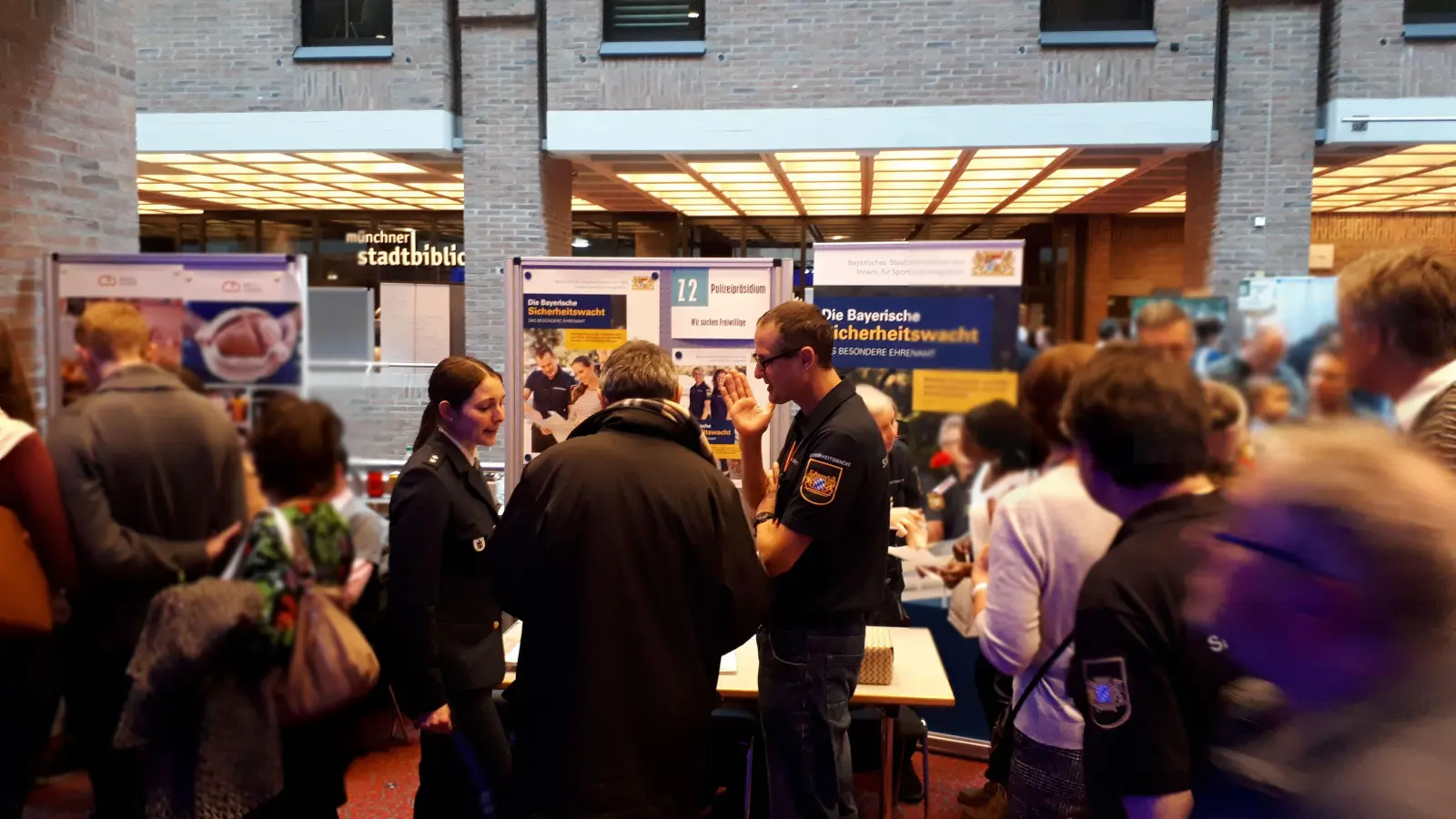 Unter den vielen Angeboten für ein sinnvolles, ehrenamtliches und gesellschaftliches Engagement stellt die Sicherheitswacht der Münchner Polizei eine gute Option dar. (Foto: Polizei)