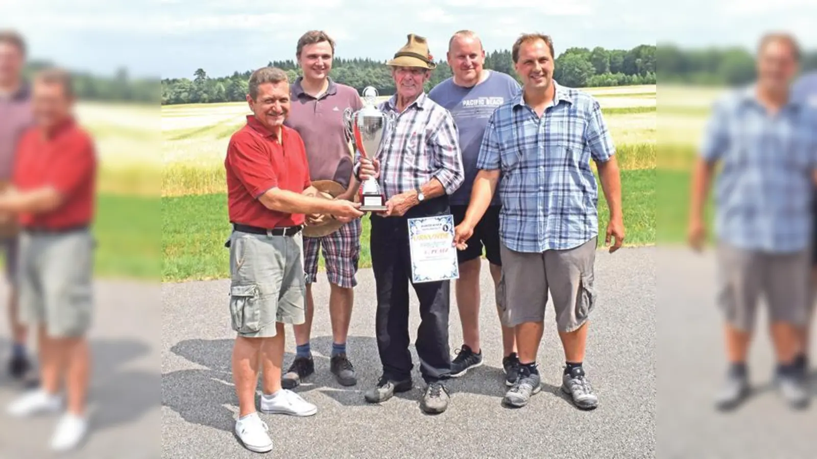 Bürgermeister Klaus Korneder überreicht der siegreichen Mannschaft von der Krieger- und Soldatenkameradschaft den Wanderpokal. 	 (Foto: privat)