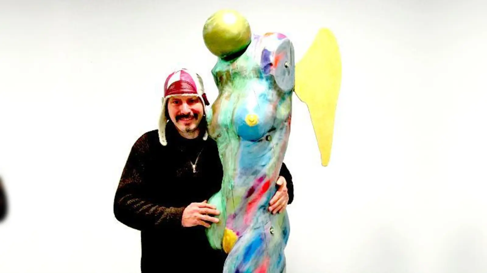 Werner Frank wird beim Weihnachtsmarkt am Hans-Mielich-Platz seinen Schutzengel »Johanna« präsentieren. 	 (Foto: Woschée)