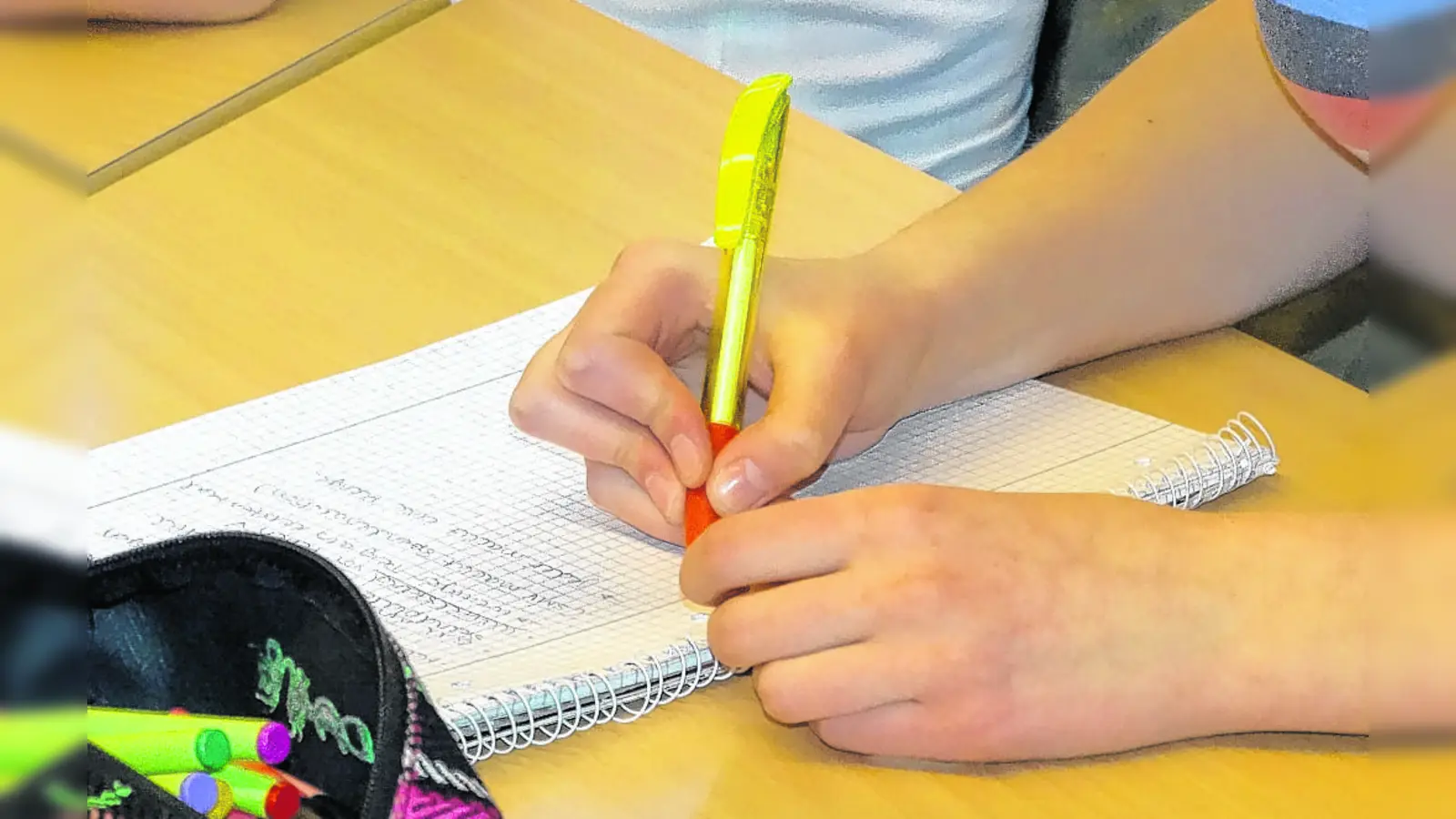 Viele Kinder bekommen bei den Hausaufgaben eine Eins-zu-Eins-Betreuung vom Integrationshilfeverein. (Foto: tab)