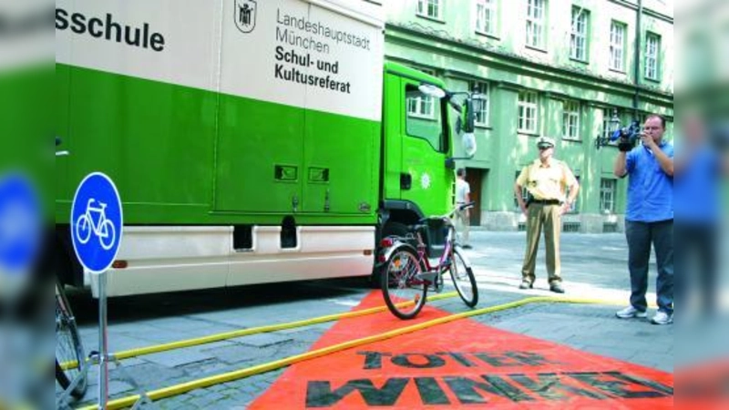 Gefahr Toter Winkel: In den vergangenen Wochen verunglückten drei Radfahrer tödlich, weil LKW-Fahrer sie beim Rechtsabbiegen übersahen. (Foto: vn)