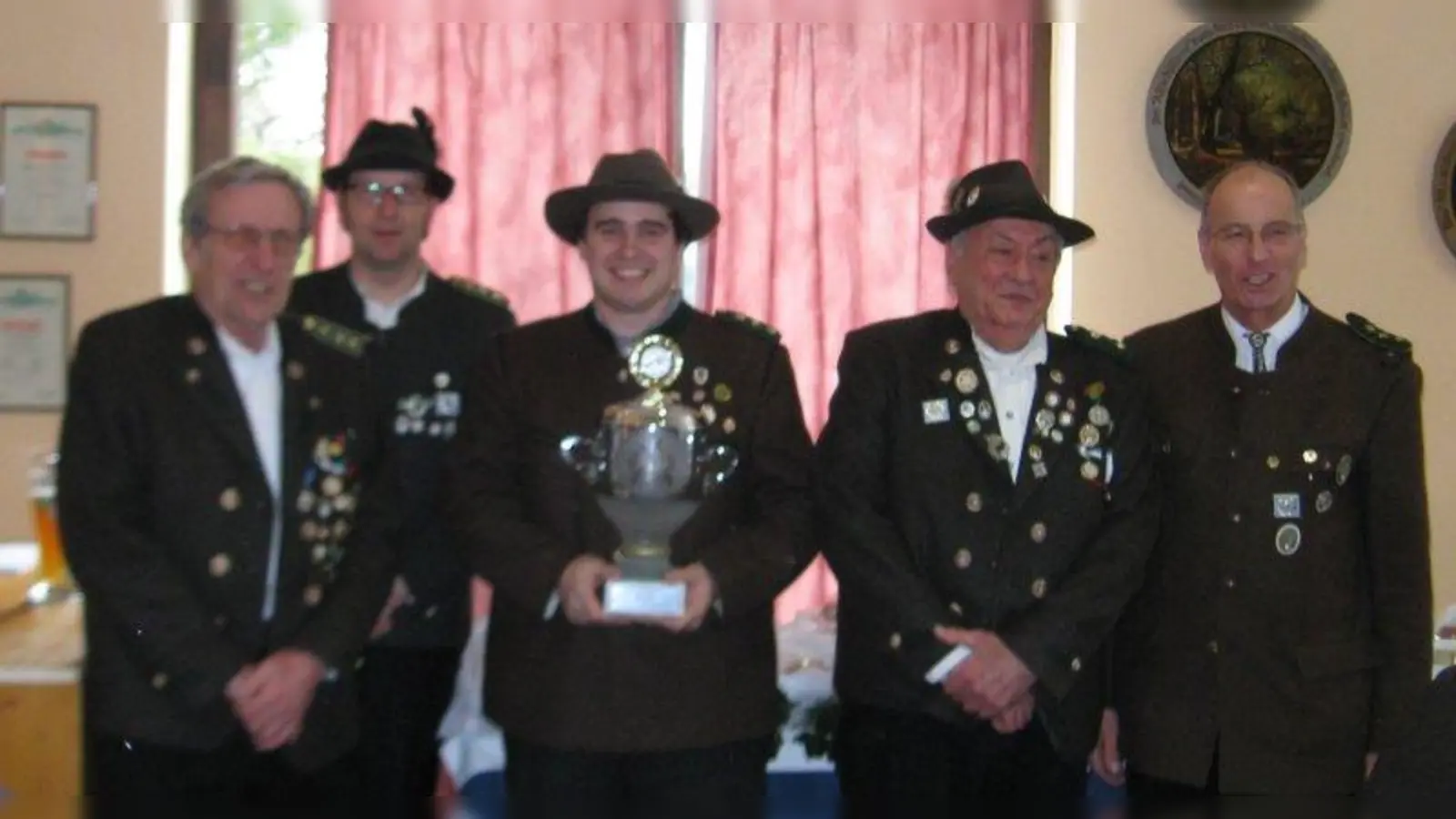 Die Vertreter der teilnehmenden Schützenvereine: Josef Schleich (&amp;quot;Edelweis Traubing&amp;quot;), Andreas Lörke (&amp;quot;Altschützen Feldafing&amp;quot;), Florian Glas (Schützenmeister &amp;quot;Altschützen Feldafig&amp;quot;) und Manfred Brennauer (&amp;quot;St. Sebastian Machtlfing&amp;quot;) (von links). (Foto: Schippers)