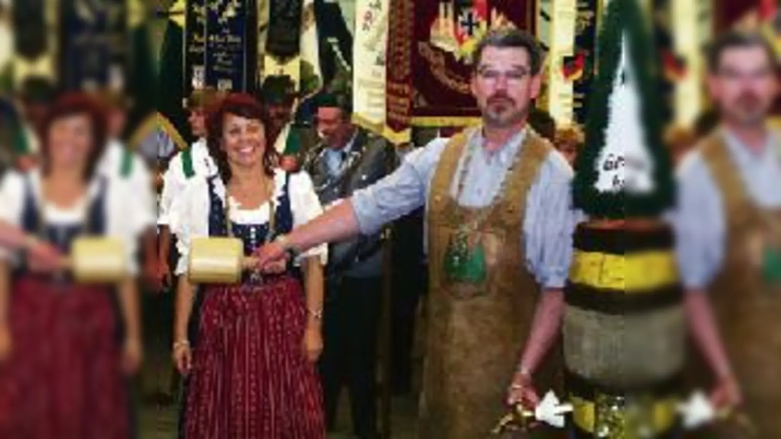 Stadträtin Diana Stachowitz (SPD) und Stadtrat Alexander Reissl (SPD) beim Anstich. (Foto: ww)