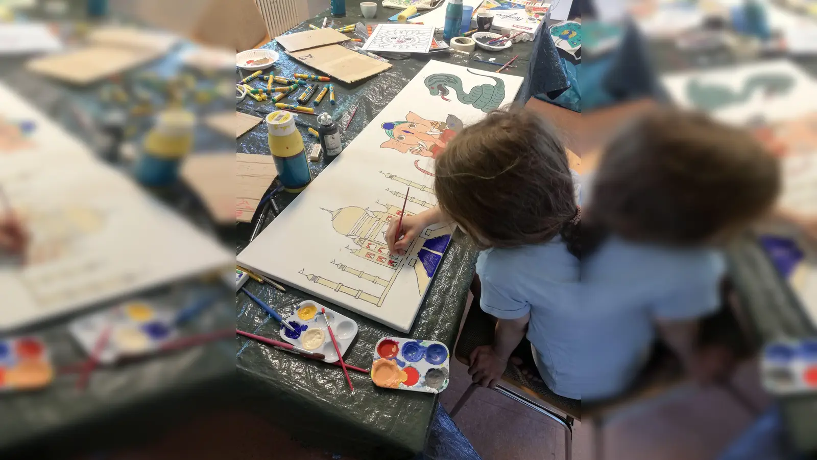 Die Kinder lernen die traditionelle Madhubani-Malerei kennen und bringen das weltberühmte Taj Mahal oder den bekannten indischen Gott Ganesha mit seinem Elefantenkopf zu Papier (Foto: KJR)