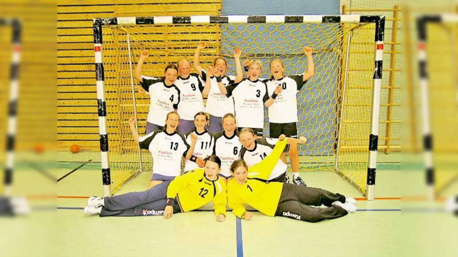 So sehen Sieger aus: Die Mädels vom TSV Schleißheim (Handball) dürfen ab Herbst in der Bayernliga Süd antreten. 	 (Foto: Verein)