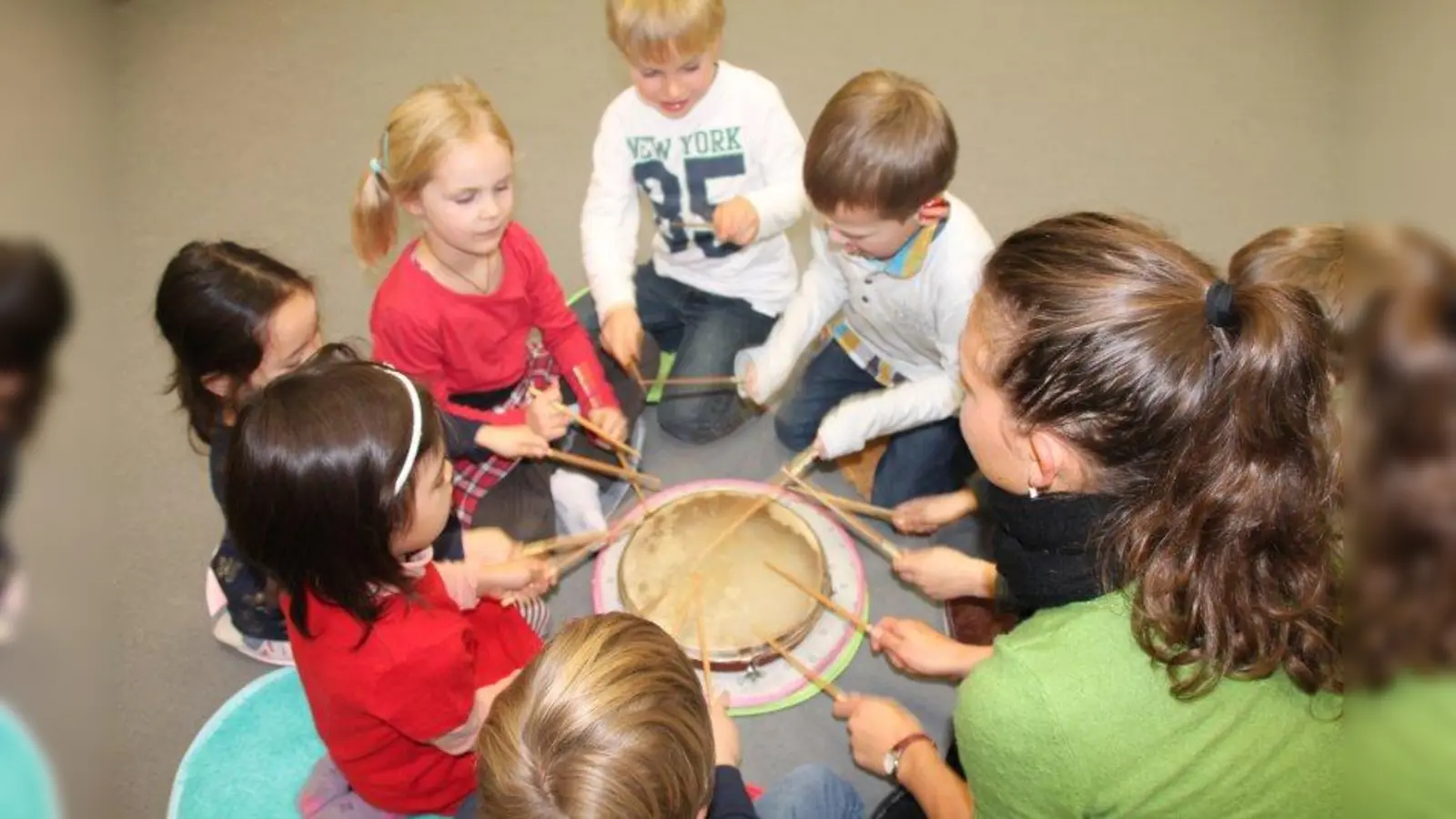 Die „Minis” sind neu beim Tölzer Knabenchor. Hier machen sie gemeinsame Rhythmusübungen auf der Handtrommel. (Foto: bb)