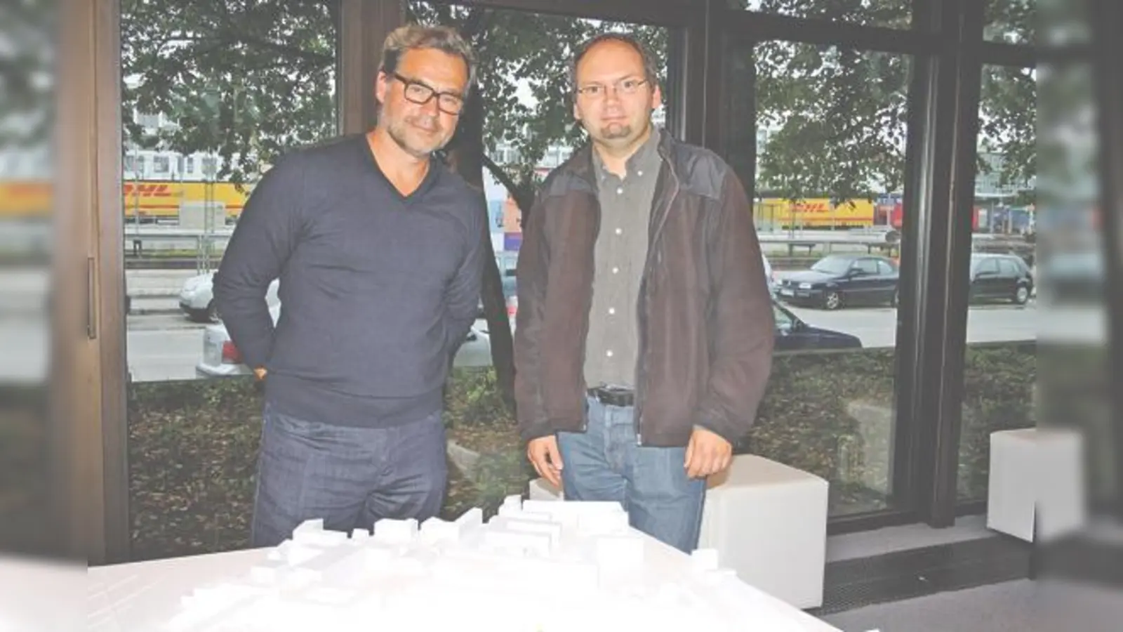 Architekt Johannes Ernst (links) und BA-Chef Robert Kulzer erläuterten den Stand der Planungen für das Werksviertel. Zwischen Ampfingstraße und Ostbahnhof sollen jetzt 1.300 Wohnungen entstehen.	 (Foto: js)