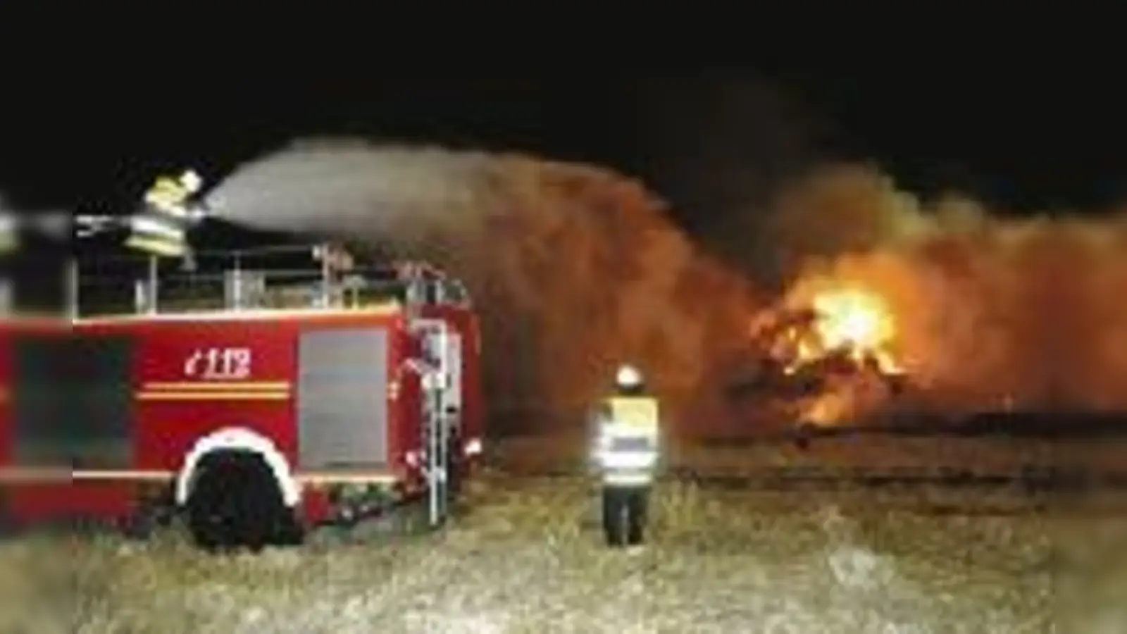 200 Strohballen brannten lichterloh in der Daglfinger Pellegrinistraße.  (Foto: VA)