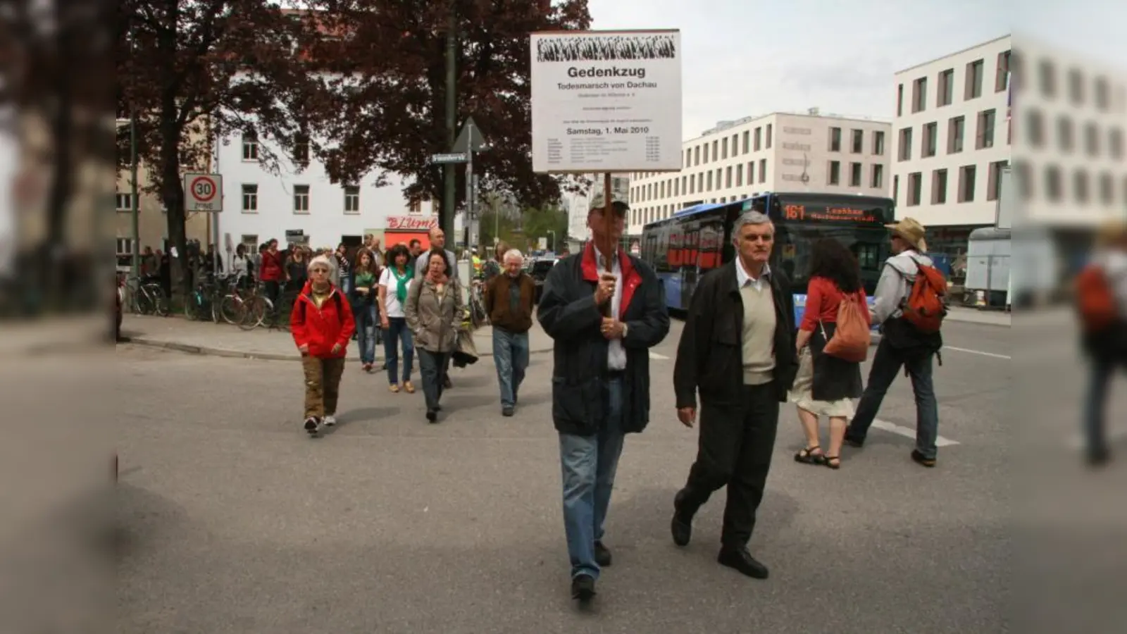 „Wir möchten den Stab der Erinnerungen weitergeben.“  Rund 50 Pasinger, Zeitzeugen des Todesmarsches und deren Angehörige liefen die Strecke von Pasing bis Lochham. Viele gingen den Gedenkmarsch weiter bis nach Gauting mit, um an der zentralen Gedenkfeier teilzunehmen. (Foto: US)