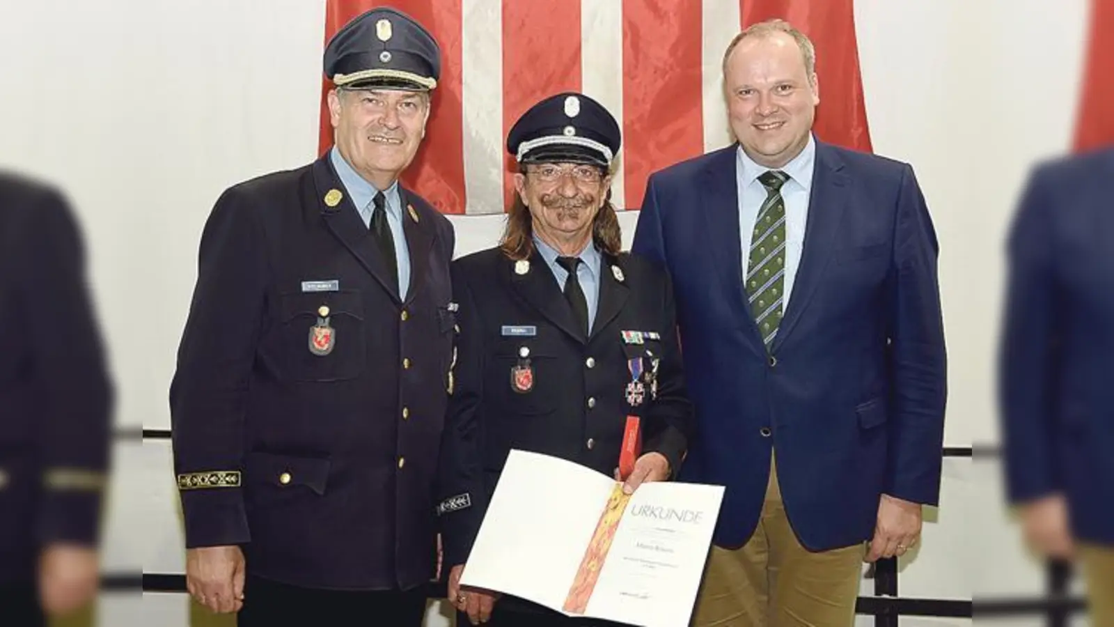 Kreisbrandrat Josef Vielhuber (li.) und Landrat Christoph Göbel (re.) mit Kreisbrandmeister Mario Rosina, der für sein herausragendes Engagement das Deutsche Feuerwehr-Ehrenkreuz in Silber erhielt.                (Foto: G. Zitzmann/Landratsamt)