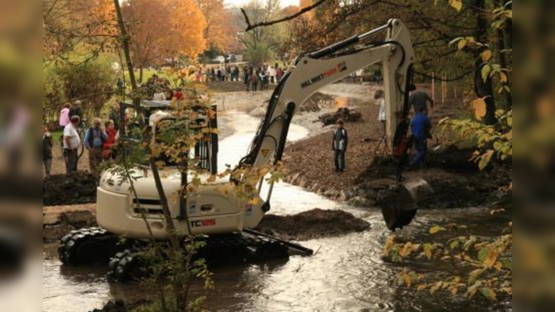 „Von jetzt ab tun wir nichts mehr, sondern lassen der Natur freien Lauf.“ Der kleine Würmarm hat die gleiche Tiefe wie die Würm. (Foto: US)