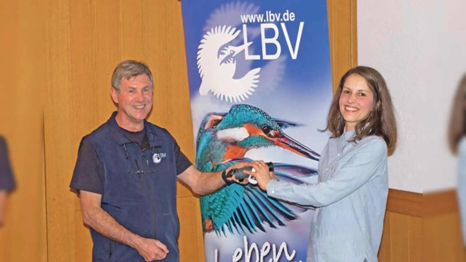 LBV-Kreisvorstand Richard Straub überreicht den  Hauptgewinn, ein Swarovski-Fernglas, an die Gewinnerin  Katrin Weidenbach. 	 (Foto: Otto Hartl)