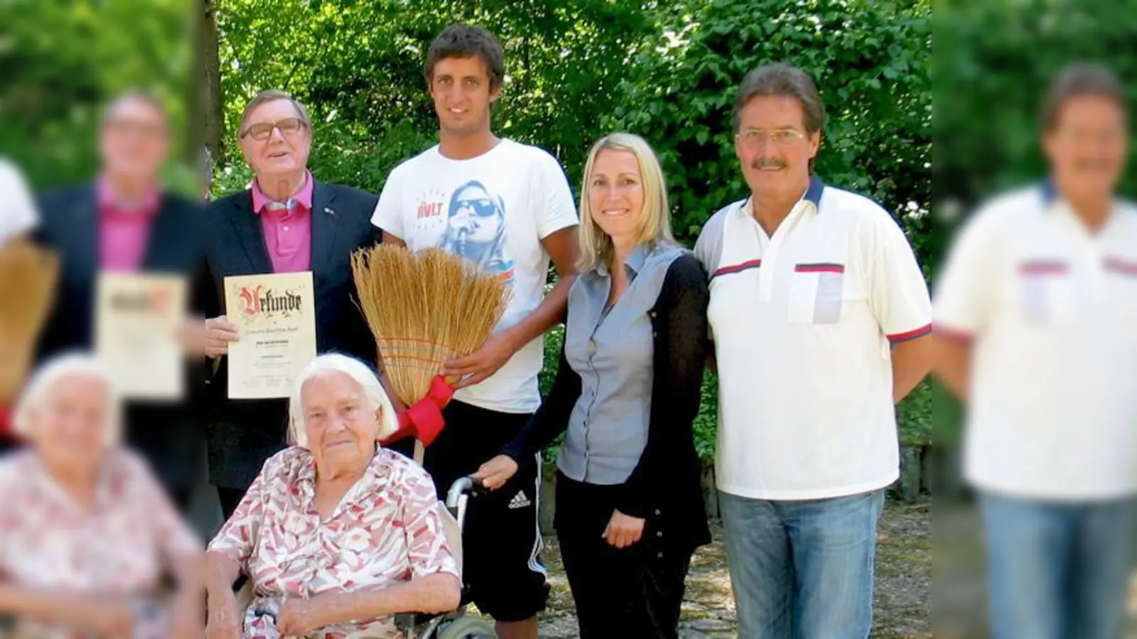 Georg Prinz (FFHSZ), Simon Bartoschek, Maike-Brit Hessel (Heimleiterin), Steffen Rohrbach (v. li. n. re.) und vorne die 103-jährige Rosa Neumaier.	 (Foto: aha)