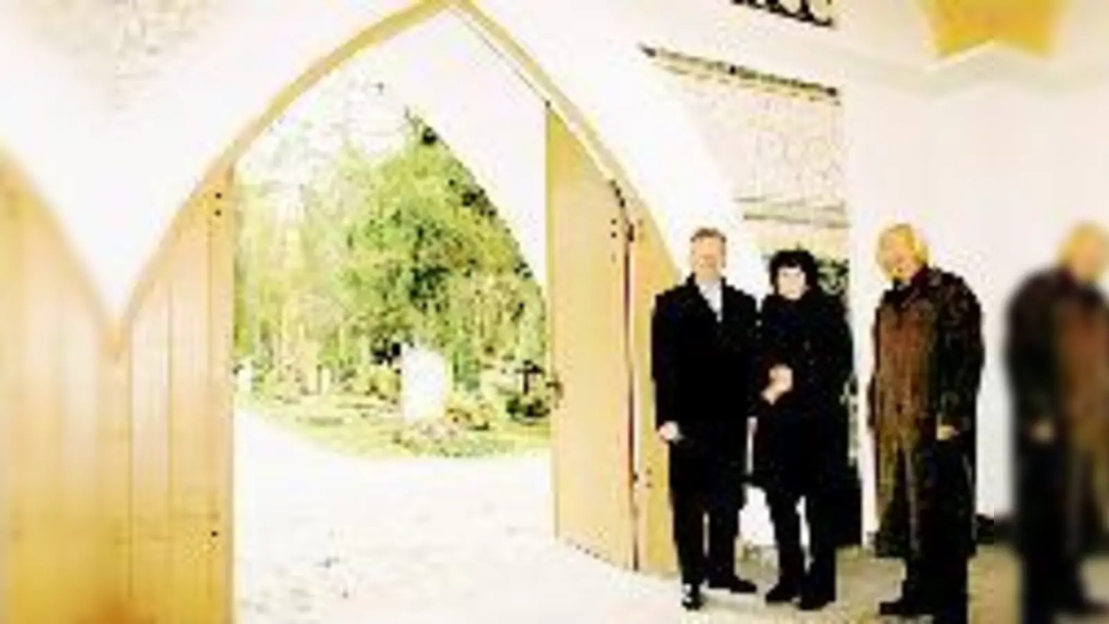 Bürgermeister Jan Neusiedl, Künstlerin Edeltraud Braun von Stransky und Architekt Christoph Brandt freuen sich über die gelungene Erweiterung der Aussegnungshalle.    (Foto: hol)