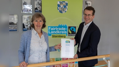 Klimaschutzmanagerin Josefine Anderer und Landrat Stefan Frey freuen sich, dass sich der Landkreis Starnberg weiterhin „Fairtrade-Town” nennen darf. (Foto: LRA Starnberg)