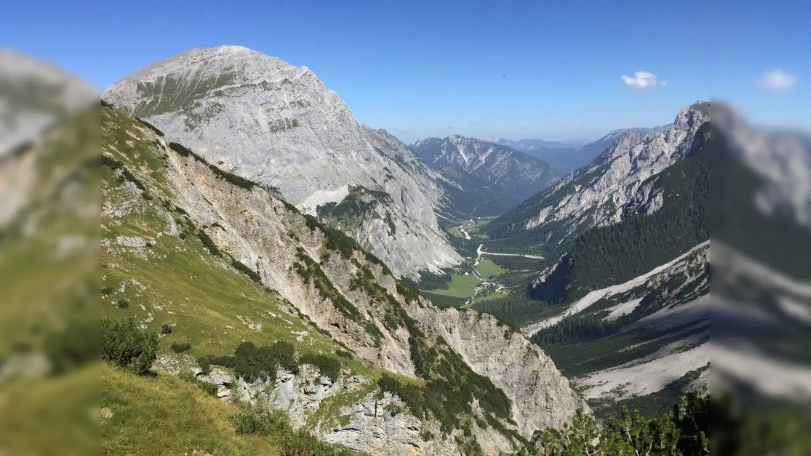 Mit Zunahme des alpinen Tourismus in den frühen 10er und 20er Jahren des 20. Jahrhunderts wuchs auch die Zerstörung der alpinen Tier- und Pflanzenwelt. Die Bergwacht wurde 1920 mit der Intension gegründet, die Alpenlandschaft zu bewahren. (Foto: Sonja Ullrich (Archiv))